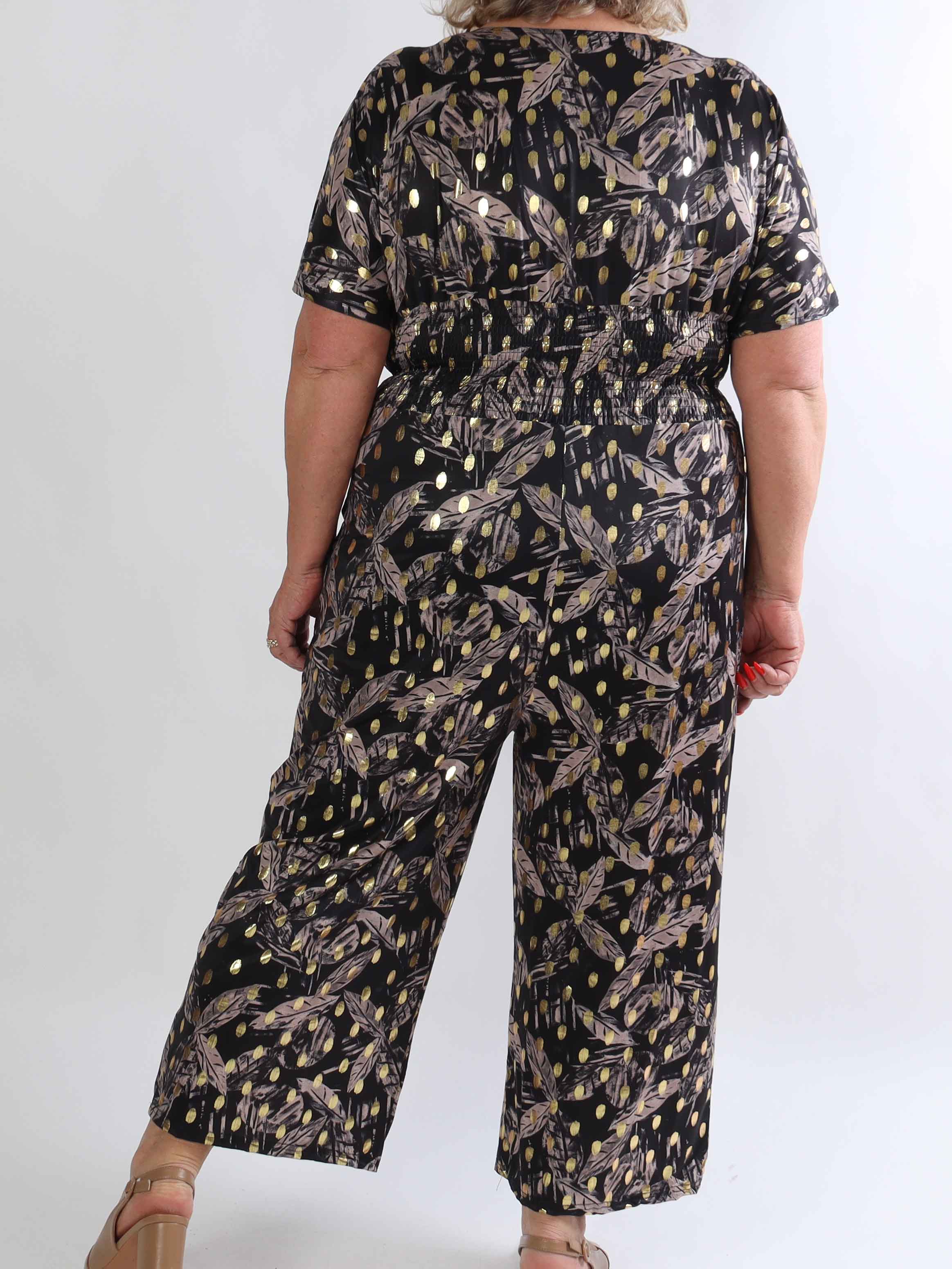 Pams Leafage Jumpsuit - Plus size jumpsuit i lövmönster med guldfärgade tofsar